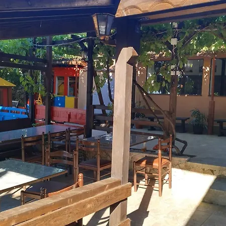 вишнева градина Guest house Brestnik